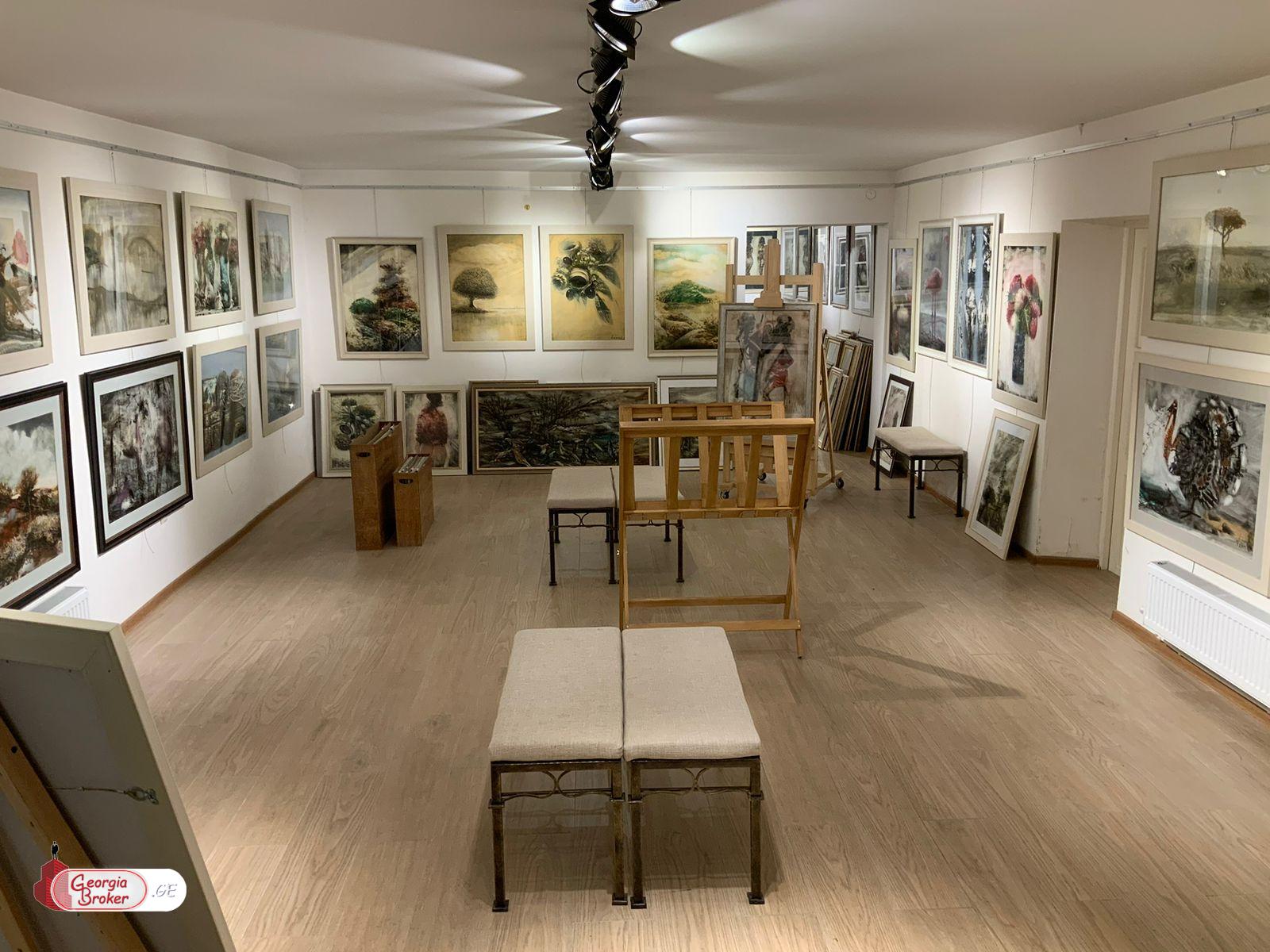 იყიდება ახალი გარემონტებული 10 ოთახიანი სახლი ვაკეში